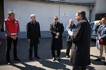 7. 4. 2020, Maribor – Ob svetovnem dnevu zdravja je predsednik Republike Slovenije Borut Pahor obiskal Dom starejih obanov Tezno v Mariboru in skladie Karitas in Rdei kri. (Neboja Teji / STA)