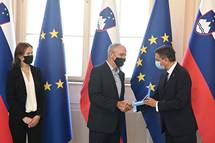 23. 6. 2021, Ljubljana – Predsednik Republike Slovenije Borut Pahor je vroil dravno odlikovanje red za zasluge Slovenski tiskovni agenciji (Tamino Petelinek/STA)