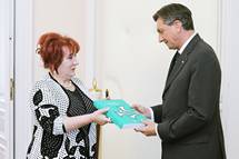 2. 6. 2016, Ljubljana – Varuhinja lovekovih pravic predala letno poroilo varuha za leto 2015 predsedniku republike (Daniel Novakovi)