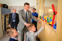 1. 10. 2022, Litija – Predsednik Pahor skupaj z otroki slovesno odprl nov vrtec Najdihojca v Litiji (Jure Makovec/STA)