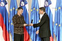 12. 11. 2015, Ljubljana – Predsednik Republike Slovenije Borut Pahor je z medaljo za zasluge odlikoval Tomaa Lavria, odlikovanje je v njegovem imenu prevzel Robert Botteri. (Daniel Novakovi/STA)