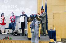 5. 9. 2021, Portoro – Predsednik Pahor vroil Zahvalo Taborinemu odboru Ravensbrck in njegovemu dolgoletnemu predsedniku Matjau patu (Nik Jevnik/STA)