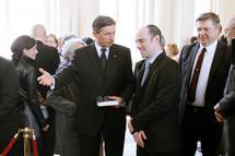 15. 4. 2015, Ljubljana – Predsednik Pahor gostil predstavitev postavitve Spomenika vsem rtvam vojn in se sreal z britanskim zgodovinarjem Keithom Loweom (STA)