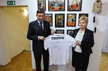 28. 2. 2017, Metlika – Predsednik republike je dres s podpisom nogometnega trenerja Joseja Mourinha predal upanji Obine rnomelj (Neboja Teji / STA)