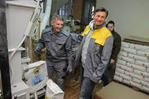 19. 12. 2014, Zabovci – Predsednik republike nadaljuje projekt »SKUPAJ Spodbujajmo drug drugega« v mlinu Koroec (Neboja Teji / STA)