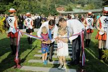 8. 9. 2016, Radee – Predsednik republike Borut Pahor in upan Obine RadeeToma Reun prereeta trak in tako simbolno odpreta rekreacijski park Savus (Daniel Novakovi / STA)