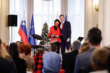 15. 12. 2022, Ljubljana – Jabolko navdiha za ivljenjsko delo pri spodbujanju bralne kulture na Slovenskem je prejela dr. Manca Koir (Neboja Teji/STA)