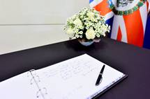 25. 5. 2017, Ljubljana – Predsednik Pahor je obiskal Veleposlanitvo Zdruenega kraljestva Velike Britanije in Severne Irske in se vpisal v alno knjigo v spomin rtvam napada v Manchestru (Tamino Petelinek/STA)