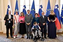 11. 11. 2019, Ljubljana – Predsednik Pahor je vroil priznanja Jabolko navdiha drutvu Palica Pomagalica in dobrodelni kratki, Jaki Krebsu, Mihi Deelaku in drutvu Rdei noski (Tamino Petelinek/STA)