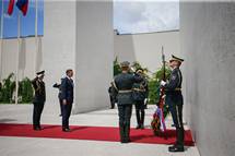 25. 6. 2018, Ljubljana – Predsednik republike poloil venec ob Spomenik vsem rtvam vojn in z vojnami povezanim rtvam (Ane Malovrh)