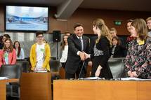 11. 4. 2016, Ljubljana – Predsednik Republike Slovenije Borut Pahor se je udeleil 26. nacionalnega otrokega parlamenta (NOP) z naslovom »Pasti mladostnitva« (Tamino Petelinek/STA)