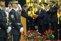 26. 4. 2015, empeter pri Gorici – Predsednik republike vroil najvije dravno odlikovanje Partizanskemu pevskemu zboru (STA/Stanko Gruden)