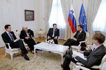 29. 4. 2015, Ljubljana – Predsednik Pahor je sprejel gospoda amila Durakovia, upana obine Srebrenica in gospo Muniro ubai, predsednico zdruenja Matere Srebrenice (Daniel Novakovi / STA)