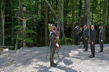 5. 6. 2021, Koevski Rog – Predsednik Pahor je pred prietkom spominske mae v Koevskem Rogu poloil venec k breznu pod Macesnovo gorico (Tamino Petelinek/STA)