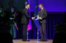 28. 10. 2022, Ljubljana – Predsednik Pahor je na posebni slovesnosti vroil dravno odlikovanje, ki ga je prejela Judo zveza Slovenije (Daniel Novakovi/STA)