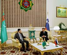 22. 7. 2014, Akabad, Turkmenistan – Pogovor na tiri oi med predsednikom republike Borutom Pahorjem in predsednikom Turkmenistana Gurbangulijem Berdimuhamedovim. (Daniel Novakovi / STA)