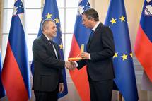 23. 12. 2019, Ljubljana – Predsednik Pahor je vroil zlati red za zasluge dr. Petru Jambreku (Neboja Teji/STA)