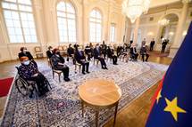 27. 12. 2021, Ljubljana – Predsednik Republike Slovenije Borut Pahor je danes v Predsedniki palai sprejel lanice in lane organizacije Zdruenje invalidov - Forum Slovenije, ki letos obeleuje 25 let delovanja (Neboja Teji/STA)