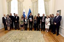 5. 7. 2017, Ljubljana – Predsednik Pahor z medaljo za zasluge Republike Slovenije odlikoval Miriam Steiner Aviezer (STA/Tamino Petelinek)