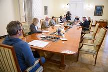 19. 5. 2020, Ljubljana – Predsednik Pahor se je sestal s lani Stalnega posvetovalnega odbora za podnebno politiko. Sprejeli so Priporoilo t. 6 (Neboja Teji/STA)