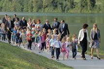 8. 9. 2016, Radee – Otroci vrtca Radee predsednika republike vodijo do prireditvene toke ob rekreacijskem parku Savus (Daniel Novakovi / STA)