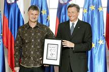 12. 11. 2015, Ljubljana – Predsednik Republike Slovenije Borut Pahor je z medaljo za zasluge odlikoval Tomaa Lavria, odlikovanje je v njegovem imenu prevzel Robert Botteri. (Daniel Novakovi/STA)