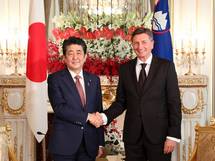 23. 10. 2019, Tokio – Prisrno in koristno dvostransko sreanje predsednika Pahorja in japonskega premierja Abeja in obeh delegacij v Tokiu (Kabinet predsednika vlade Japonske)