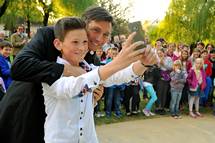 24. 4. 2015, Kostanjevica na Krki – Predsednik republike Borut Pahor na otvoritvi 26. otrokega extempora "Pod skupnim denikom" v Kostanjevici na Krki (Tamino Petelinek / STA)