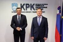 19. 12. 2022, Ljubljana – Predsednik Republike Slovenije Borut Pahor je danes obiskal zaposlene na Komisiji za prepreevanje korupcije. Sprejel ga je predsednik komisije dr. Robert umi, ki ga je predsednik Pahor na ta poloaj imenoval februarja 2020. (Daniel Novakovi/STA)