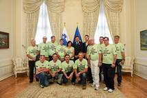 2. 7. 2015, Ljubljana – Predsednik republike Borut Pahor je sprejel ekipo kolesarjev, ki se bo v nedeljo podala na 800 km dolgo »Misijo miru« do Srebrenice (Neboja Teji/STA)