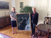 9. 7. 2015, Ljubljana – Aprilija Luar je uradu predsednika predala svoje avtorsko delo slike olje na platno "PPP Prihodnost pripada pogumnim" (UPRS)
