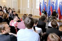 31. 3. 2017, Ljubljana – Predsednik Pahor in francoski matematik dr. Cedric Villani v pogovoru z mladimi: "Zakaj je matematika tako seksi" (Daniel Novakovi / STA)