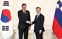 20. 2. 2018, Seul – Predsednik Pahor se je v okviru uradnega obiska v Republiki Koreji sreal s predsednikom Moonom (Yonhap/STA)