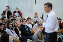 9. 4. 2015, Ljubljana – Predsednik republike Borut Pahor v pogovoru z dijaki Gimnazije Beigrad (Neboja Teji / STA)