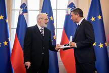 23. 12. 2019, Ljubljana – Predsednik Pahor je vroil srebrni red za zasluge dr. Erhardu Busku (Neboja Teji/STA)