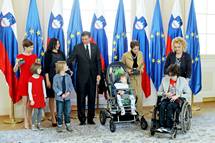 24. 3. 2015, Ljubljana – Predsednik republike je vroil Jabolko navdiha tirim izjemnim mamicam (Daniel Novakovi / STA)