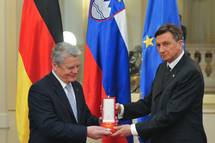 25. 11. 2014, Ljubljana – Predsednik Pahor je odlikoval nemkega predsednika Joachima Gaucka z redom za izredne zasluge, najvijim odlikovanjem Republike Slovenije (Tamino Petelinek/STA)