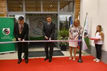 1. 9. 2020, Grosuplje – Predsednik Pahor na prvi olski dan skupaj z uenci in uitelji otvoril prenovljeno O Louisa Adamia Grosuplje (STA/Tamino Petelinek)