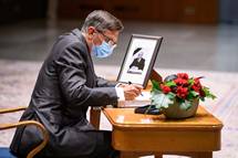 5. 8. 2020, Ljubljana – Predsednik Republike Slovenije Borut Pahor se je v Dravnem zboru vpisal v alno knjigo odprto v spomin Francu Feriju Horvatu (Neboja Teji/STA)