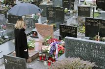 23. 2. 2016, Zagorje ob Savi – Vodja kabineta predsednika republike poloila venec na grob nekdanjega predsednika republike Drnovka (Daniel Novakovi/STA)