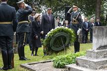 24. 4. 2019, Lendava – Predsednik republike je poloil venec na judovskem pokopaliu v Dolgi vasi pri Lendavi (Bor Slana/STA)