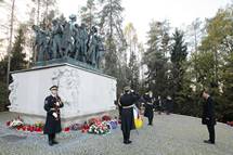 1. 11. 2014, Ljubljana – Predsednik Pahor je poloil venec tudi pri Spomeniku rtvam vojnega nasilja na sv. Urhu pri Ljubljani (Daniel Novakovi/STA)
