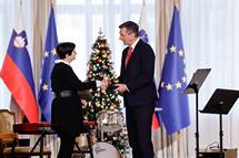 15. 12. 2022, Ljubljana – Jabolko navdiha za pomembno vlogo pri spodbujanju bralne kulture na Slovenskem sta prejela Zdruenje splonih knjinic in predsednica Vesna Horen (Bor Slana/STA)