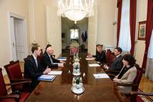 25. 4. 2016, Ljubljana – Predsednik Republike Slovenije Borut Pahor je sprejel predsednika uprave Intituta regij Evrope (IRE) in postal eden njenih pokroviteljev. (Neboja Teji/STA)