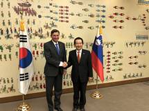 19. 2. 2018, Seul – Predsednik Pahor se je v okviru uradnega obiska v Juni Koreji sreal s predsednikom Parlamenta Chung Sye-kyunom (UPRS)