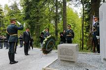 9. 5. 2016, Postojna – V dogovoru s poljskim predsednikom Dudo se je predsednik Pahor udeleil sveanosti ob odkritju spominskega obeleja poljskemu vojaku Tadeuszu Sadowskemu - Tomu. (Stanko Gruden)