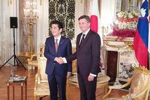 23. 10. 2019, Tokio – Prisrno in koristno dvostransko sreanje predsednika Pahorja in japonskega premierja Abeja in obeh delegacij v Tokiu (UPRS)