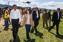 25. 6. 2015, Podpe – Predsednik republike in gospa Tanja Pear na letalski prireditvi v Podpei (Nebojpa Teji / STA)