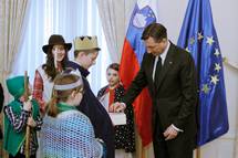 6. 1. 2015, Ljubljana – Predsednik Republike Slovenije Borut Pahor je sprejel skupino kolednikov (Daniel Novakovi/STA)