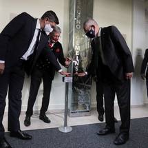 10. 10. 2020, Celovec – Predsednik Pahor in predsednim Van der Bellen sta se udeleila odkritja svetlobne skulpture Tomasa Hokeja, zmagovalca nateajaGRENZENLOS-BREZMEJNO (Daniel Novakovi/STA)
